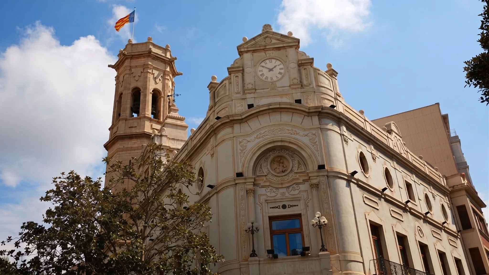 Campanar i banderes a Borriana