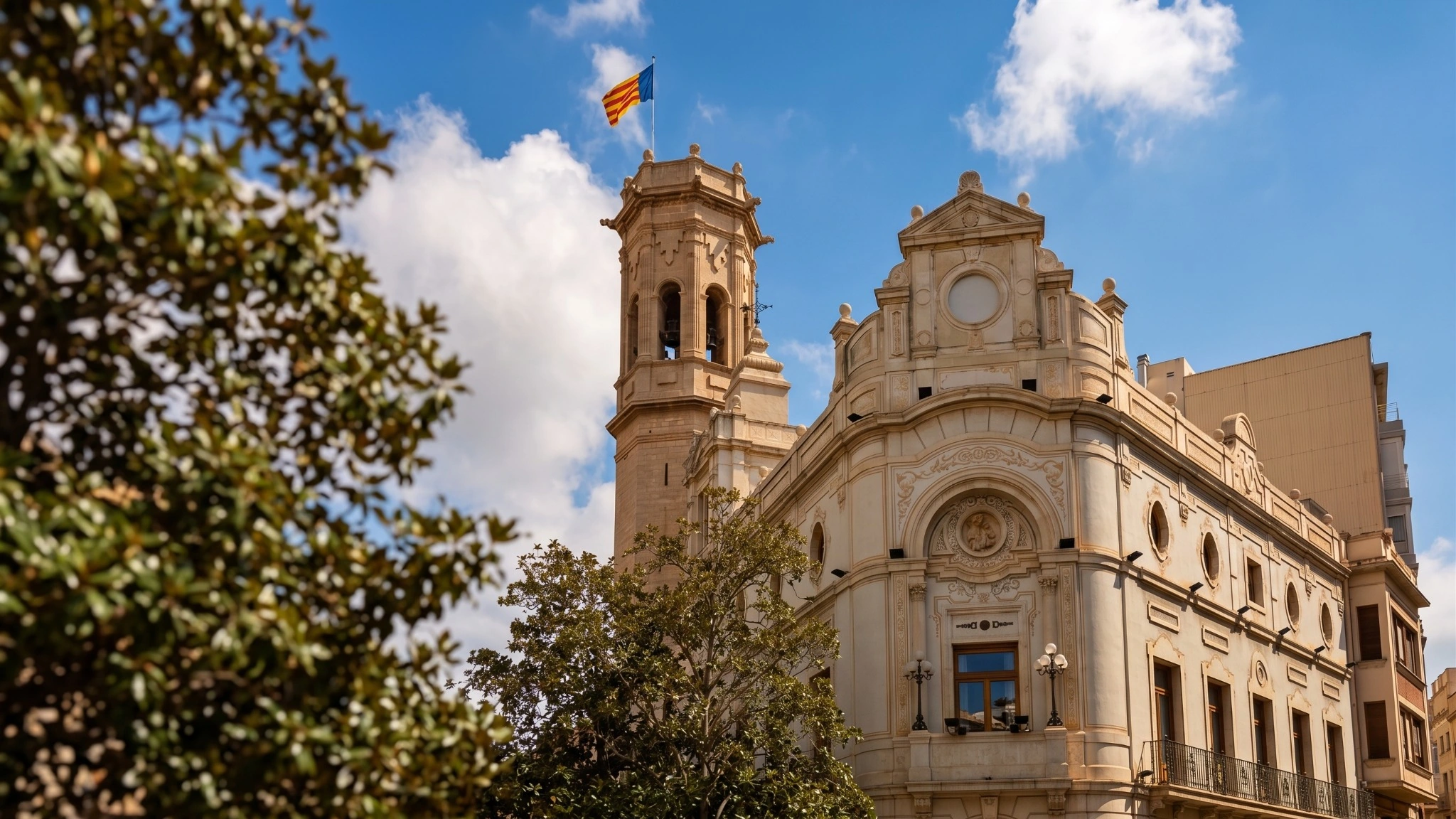 Campanario y banderas en Burriana
